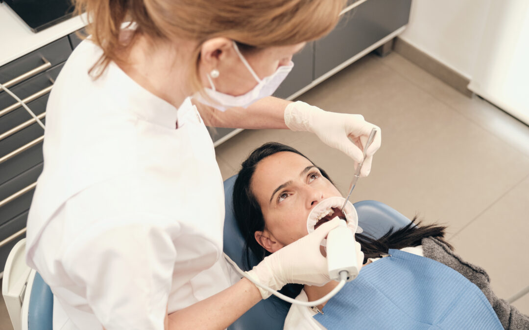 Cómo eliminar las manchas blancas en los dientes: causas, tratamientos y consejos